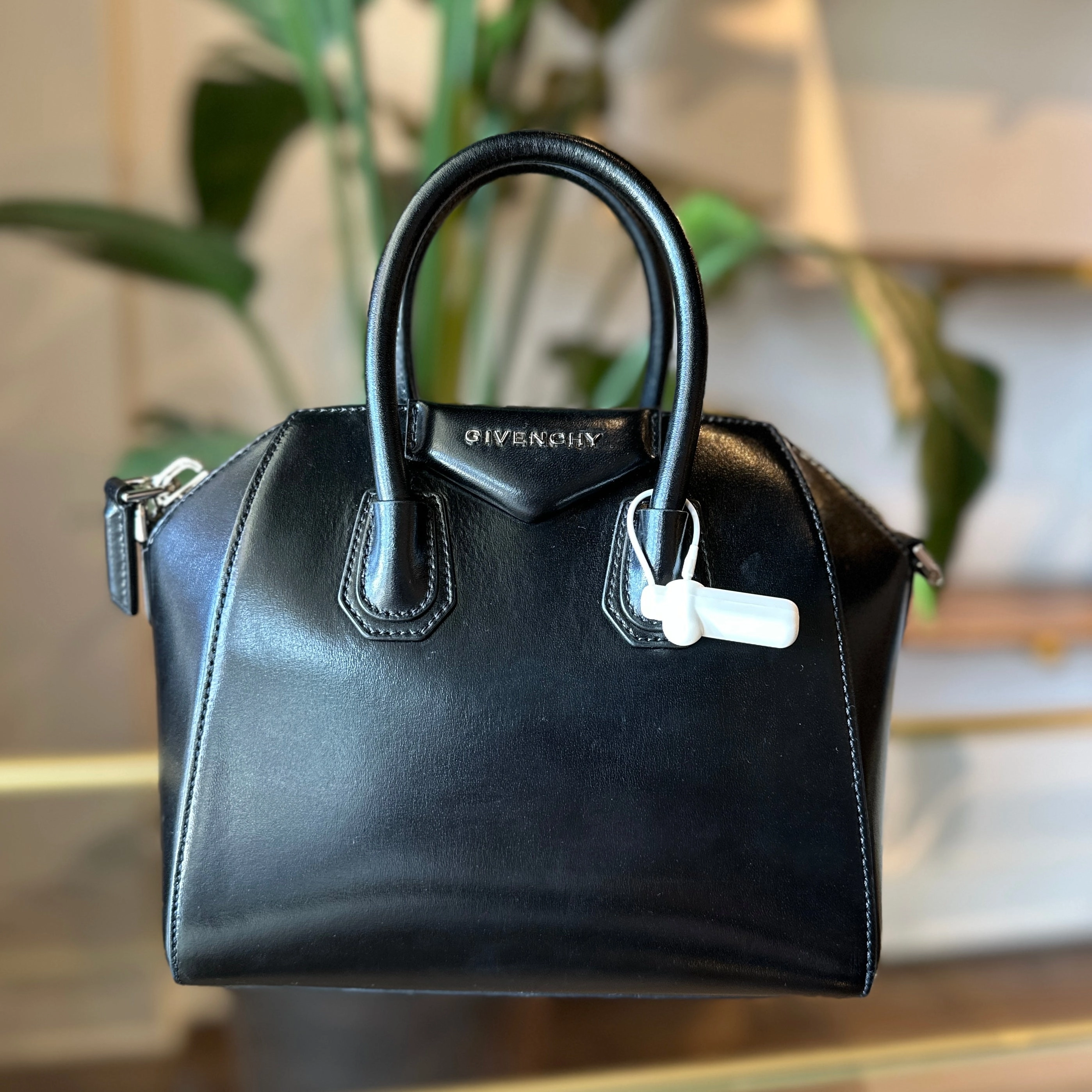 GIVENCHY Mini Antigona Shiny Lord Black