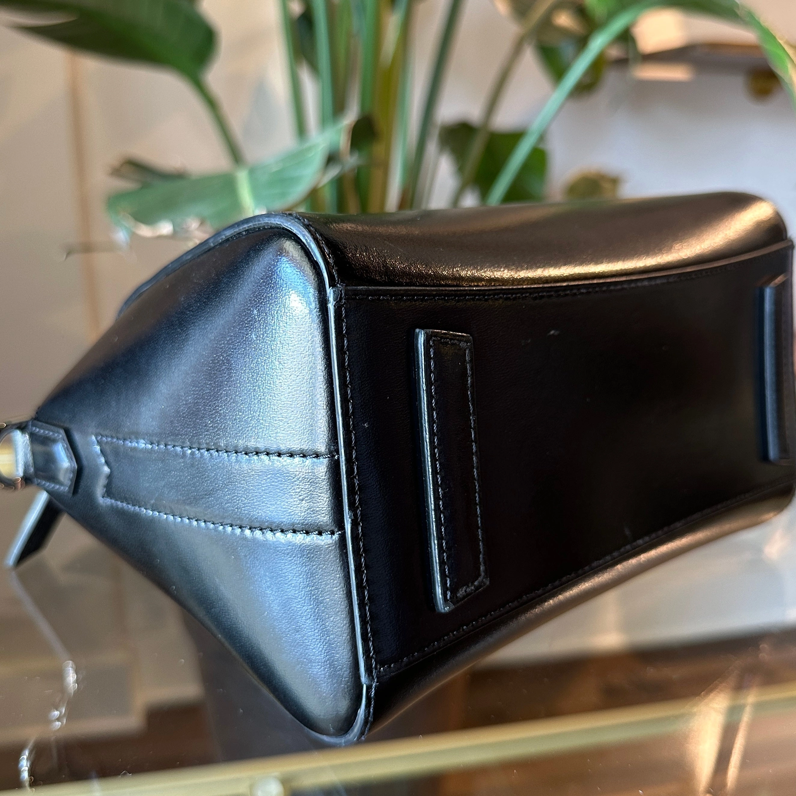 GIVENCHY Mini Antigona Shiny Lord Black