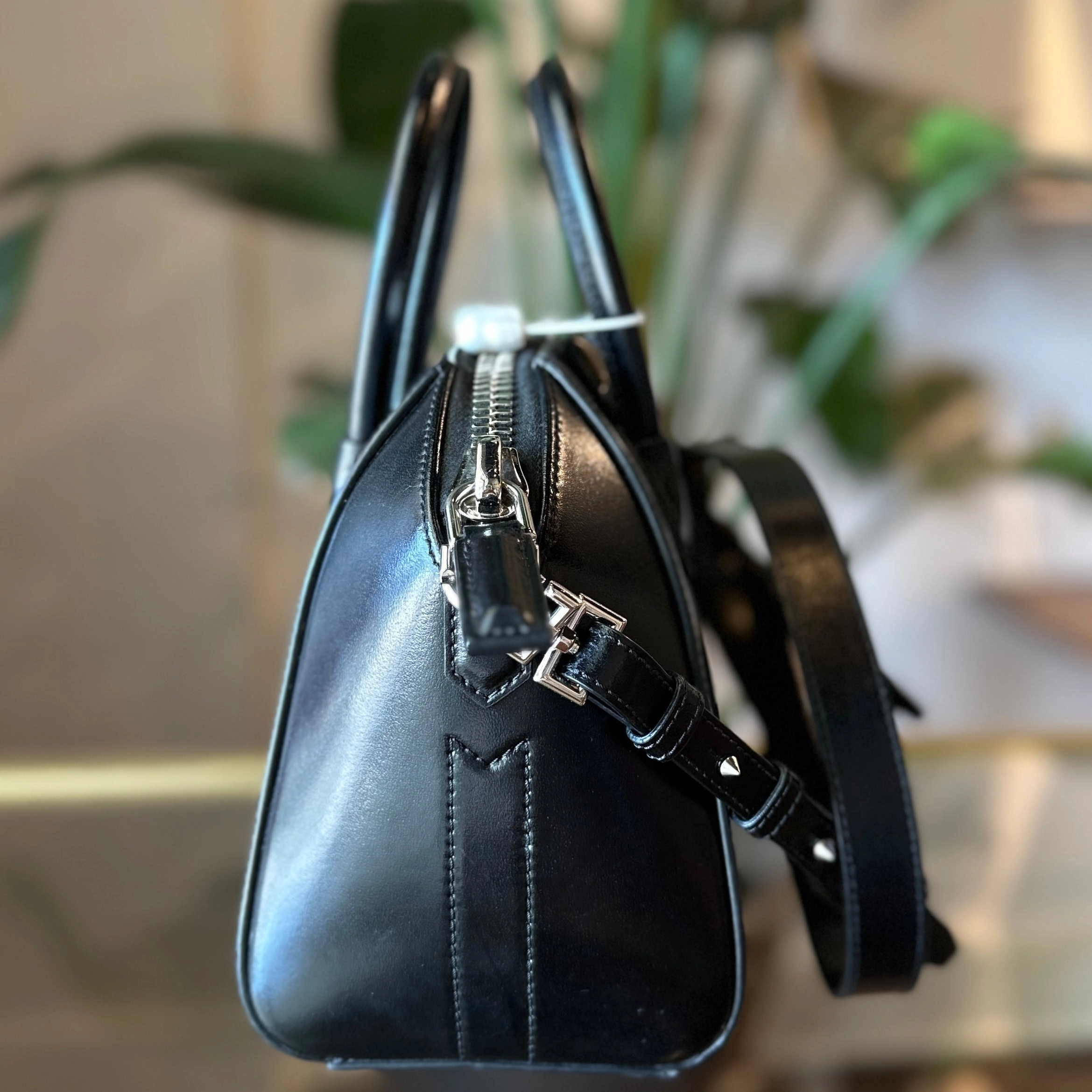 GIVENCHY Mini Antigona Shiny Lord Black