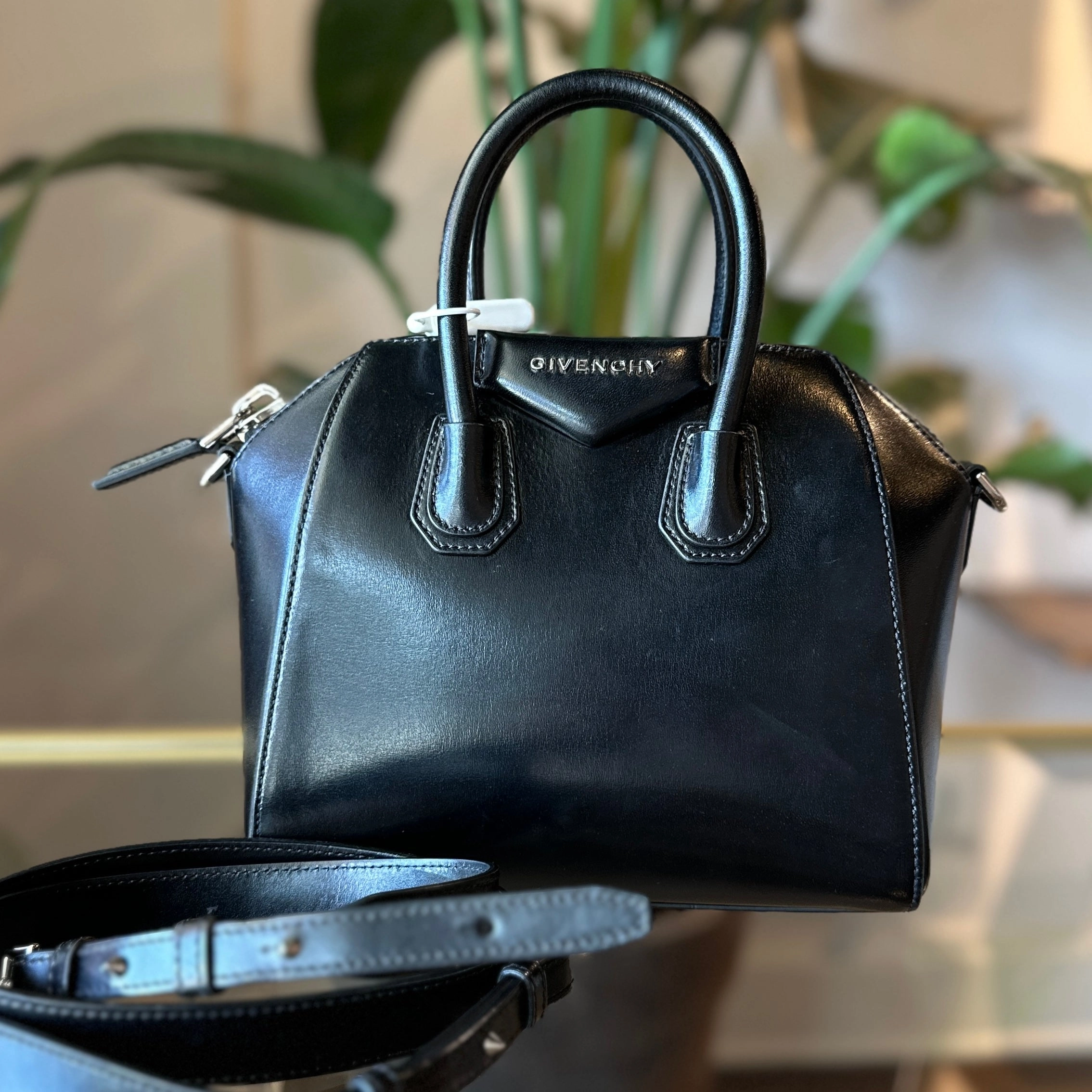 GIVENCHY Mini Antigona Shiny Lord Black