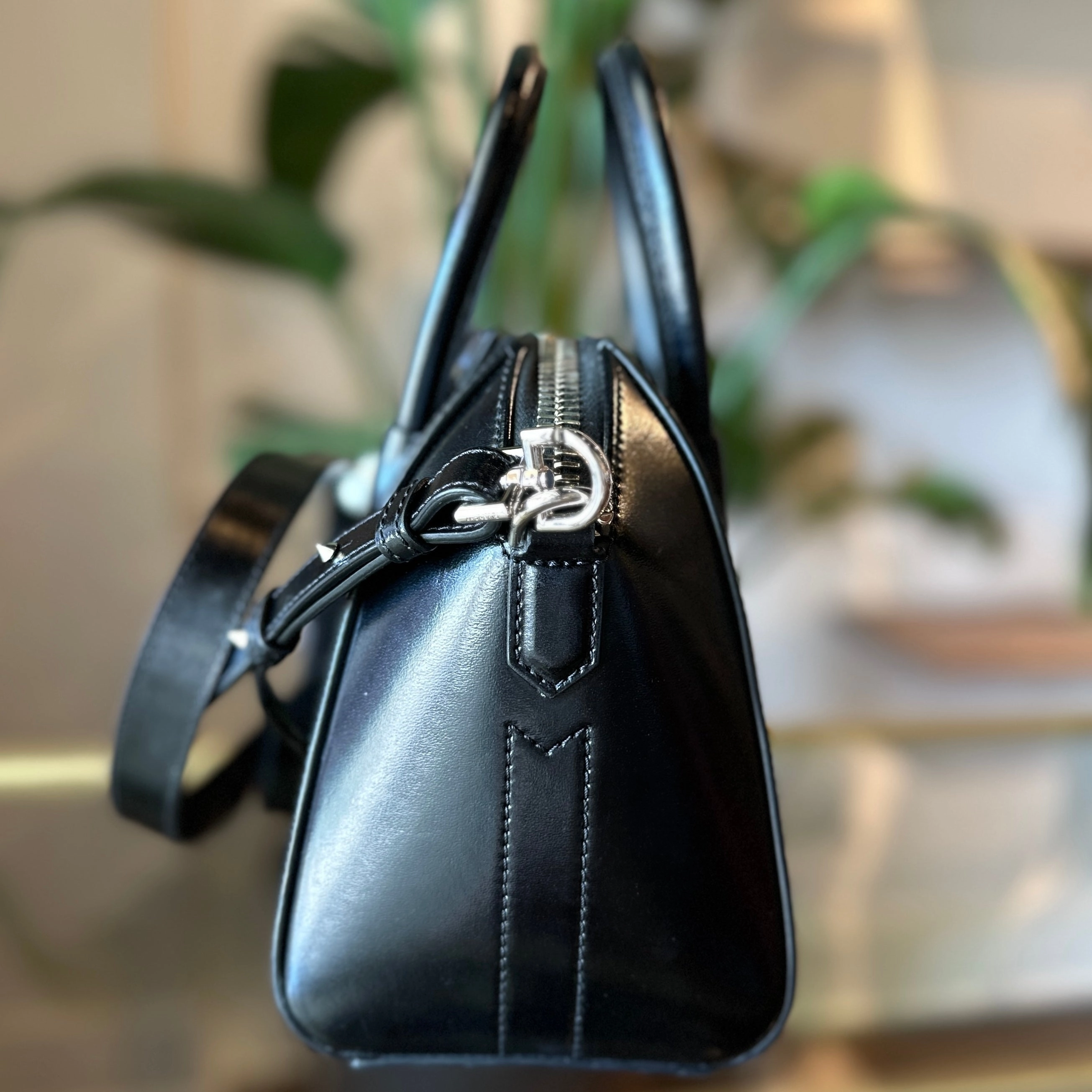 GIVENCHY Mini Antigona Shiny Lord Black