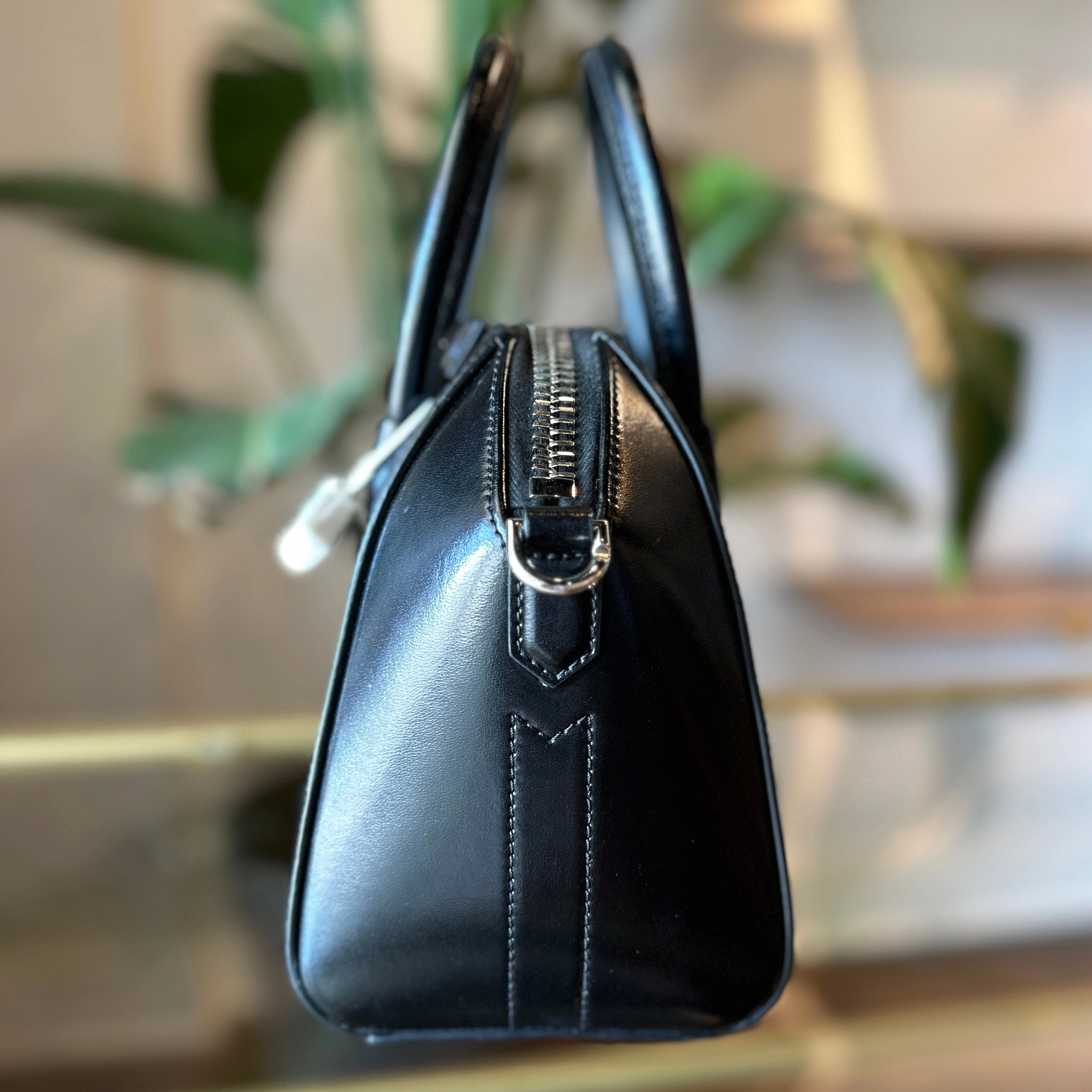 GIVENCHY Mini Antigona Shiny Lord Black