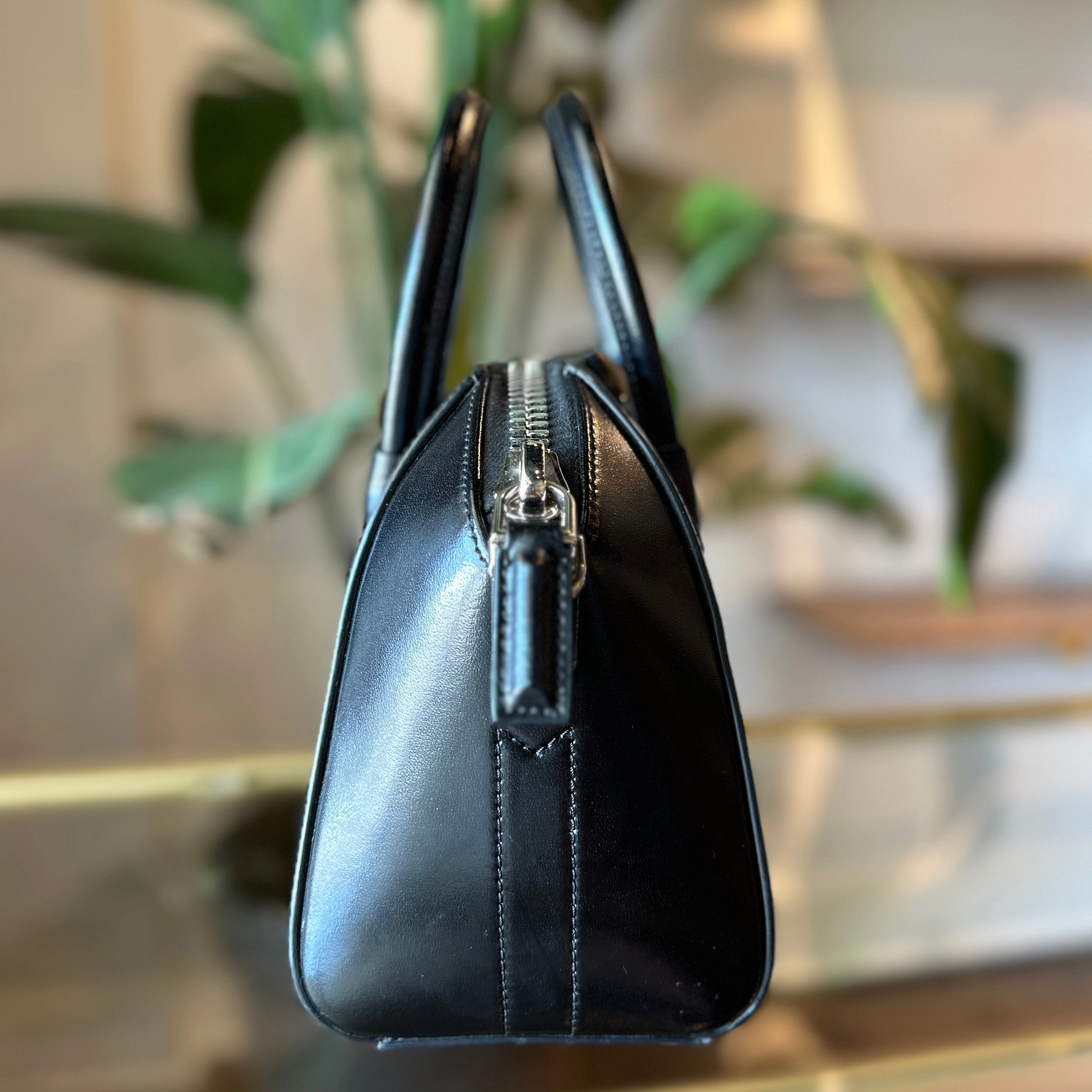GIVENCHY Mini Antigona Shiny Lord Black