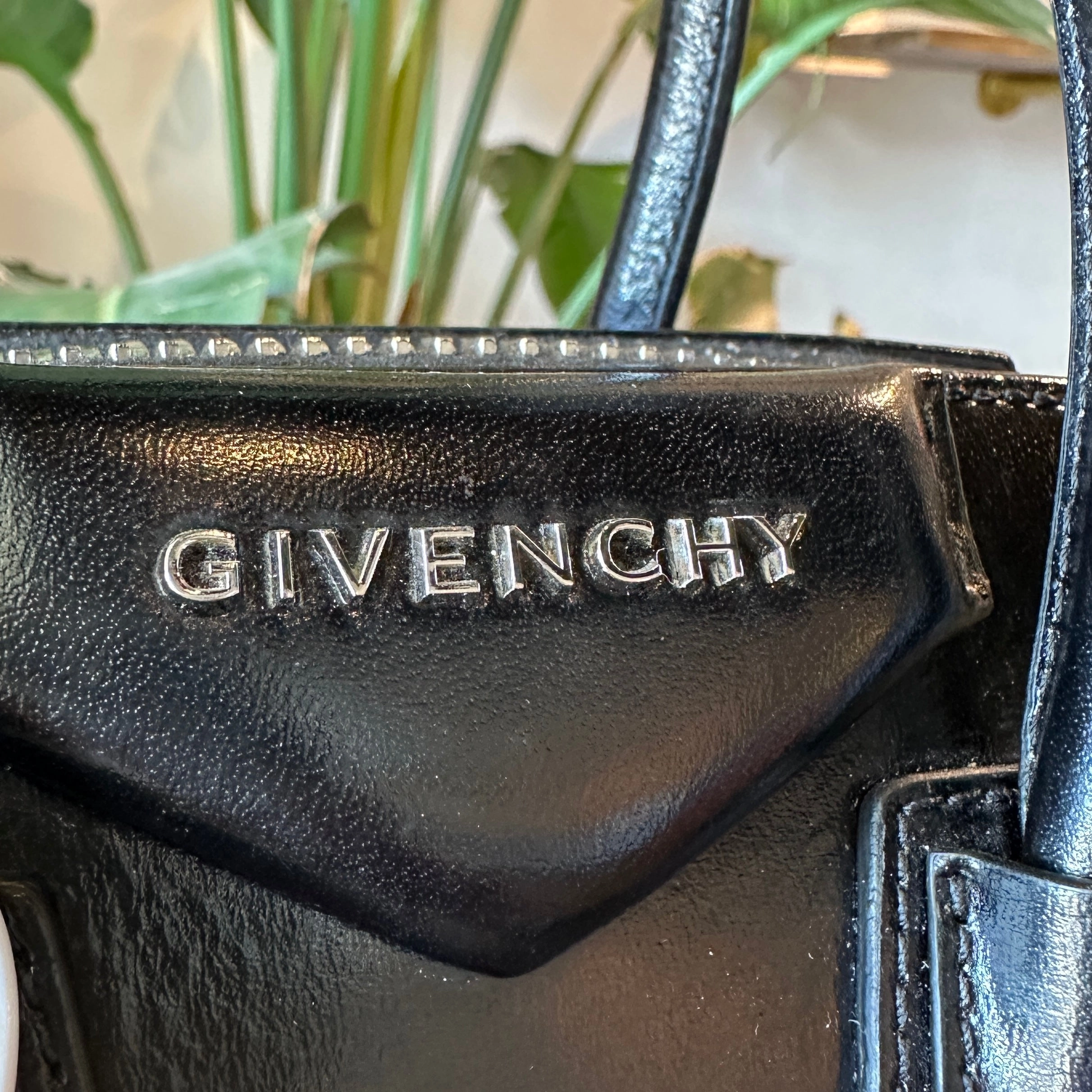 GIVENCHY Mini Antigona Shiny Lord Black